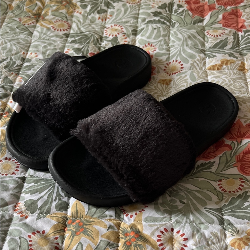 🆕 Lululemon Restfeel Faux Fur Slide Sandals in Black, size 6